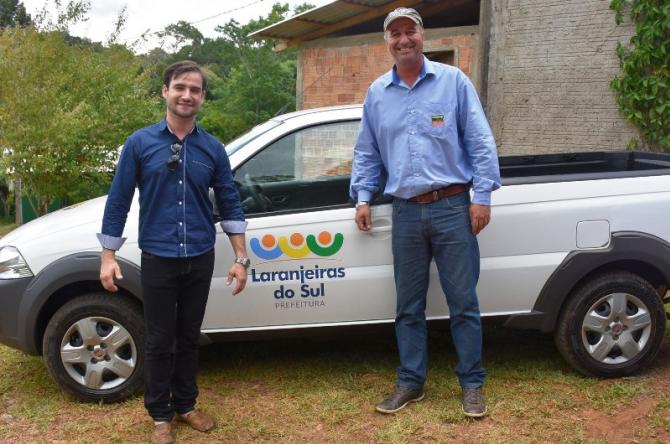 Vereadores prestigiam entrega de veículo e equipamentos de panificação